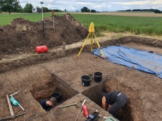 Odkrývání mohutné hrobové jámy eneolitického lukostřelce ve 120 metrů dlouhé mohyle_foto Martin Mykiska
