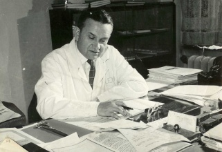 Prof. Karel Raška ve své pracovně