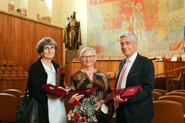 Zleva: Profesorka Alena Macurová, docentka Olga Nováková a profesor Jan Čermák, který převzal pamětní medaili za paní profesorku Libuši Duškovou, jež se slavnostního předávání nemohla účastnit.