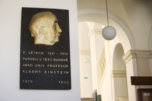 Busta Alberta Einsteina v budově Přírodovědecké fakulty UK. 
