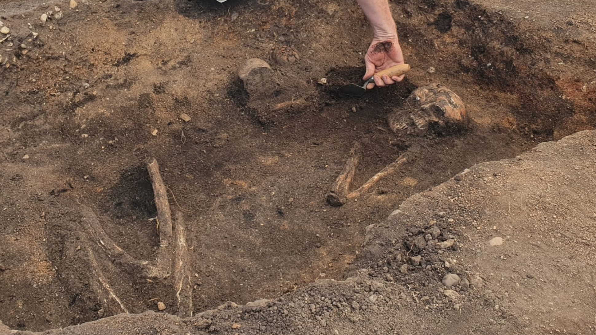 Archeolog: „Praotců Čechů“ leží pod Řípem celá řada