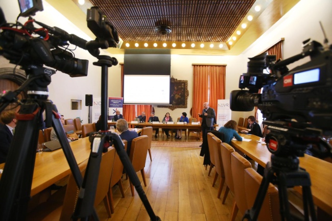 Setkání s novináři, na kterém byl NÚVR představen, proběhlo v Malé aule Karolina Univerzity Karlovy.