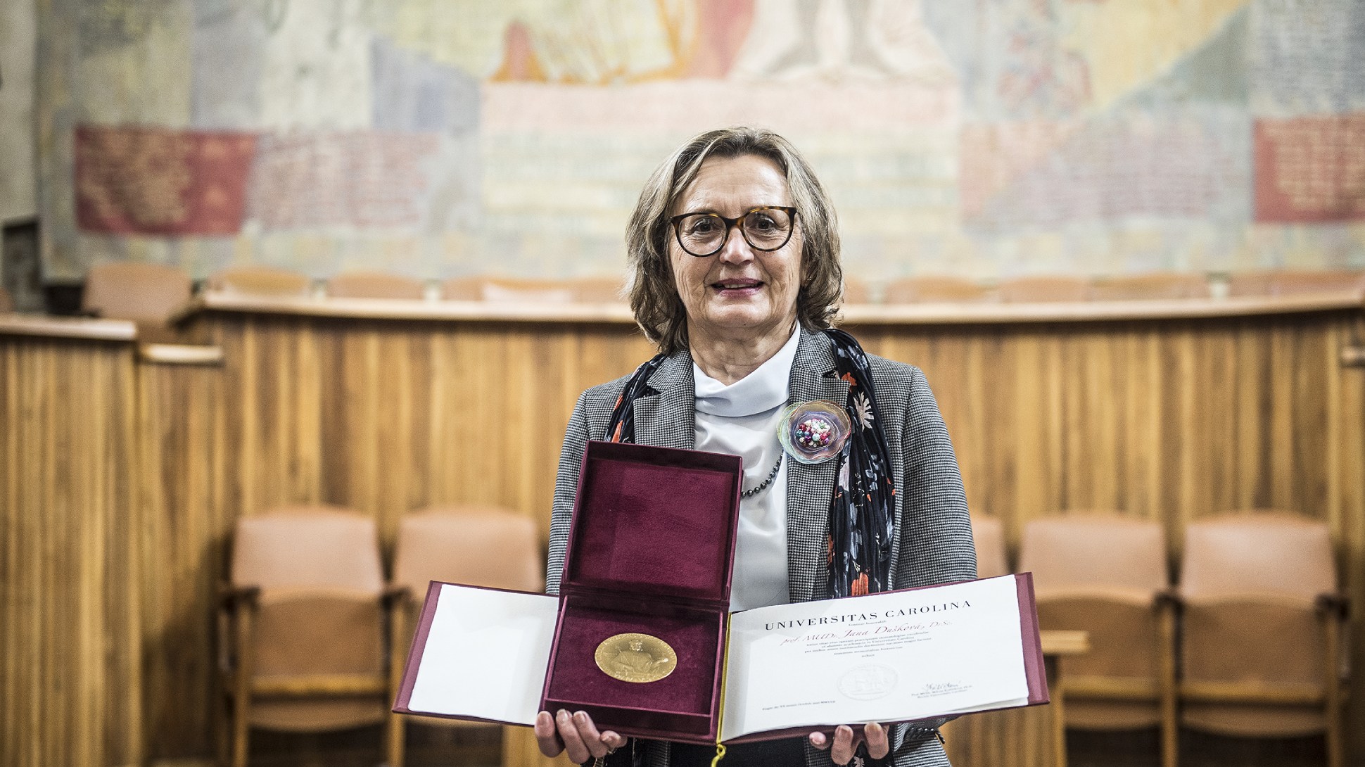 Profesorka Dušková z 1. LF UK  obdržela pamětní medaili UK 