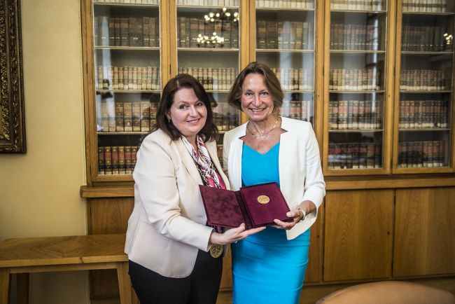 Rektorka UK Milena Králíčková ocenila práci, kterou končící děkanka FHS UK Marie Pětová odvedla pro univerzitu, zlatou pamětní medailí UK.