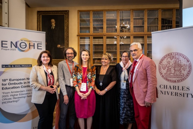 Zleva: Milena Králíčková (rektorka UK), Jaroslav Šotola (ombudsman FF UP), Michaela Antonín Malaníková (studentská ombudsmanka FF UP), Radka Wildová (MŠMT), Jean Grier a Josef Leidenfrost (oba ENOHE)