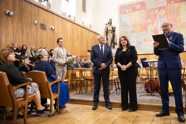 Ceny předávali rektorka UK Milena Králíčková a předseda Grantové rady UK Vladimír Komárek.