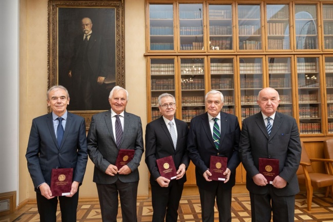 Vědecká rada Univerzity Karlovy na svém zasedání dne 30. listopadu 2023 ocenila výjimečné osobnosti, jež v měsících říjen a listopad oslavily významné životní jubileum. Tentokrát byli oceněnými výhradně muži, rozdány byly čtyři stříbrné a jedna zlatá pamětní medaile UK