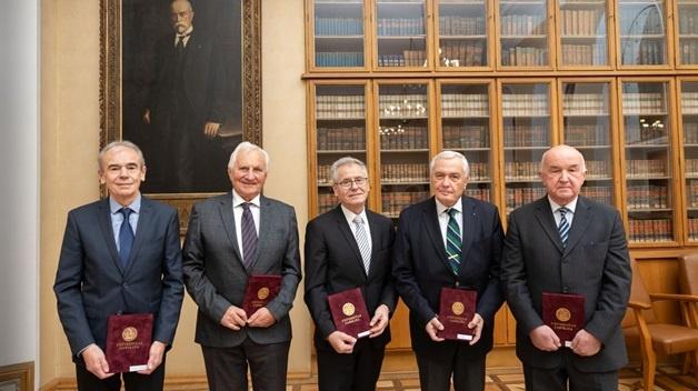 Vědecká rada UK udělila jednu zlatou a čtyři stříbrné medaile