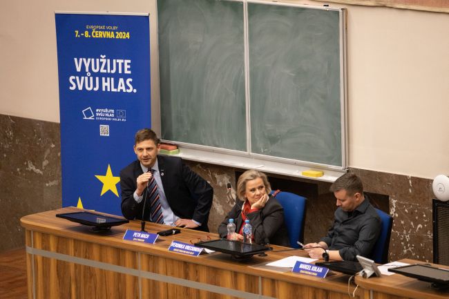 V debatním panelu zasedli také Petr Mach, Veronika Vrecionová a Marcel Kolaja (zleva).