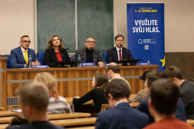 Jaroslav Bžoch, Lucie Potůčková, Lubomír Zaorálek a Ondřej Dostál na předvolební debatě na Právnické fakultě UK (zleva).