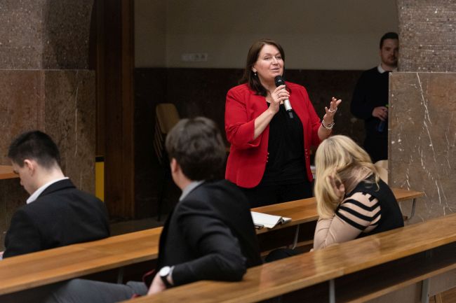 Debatu uvedla na půdě PF UK rektorka Milena Králíčková.