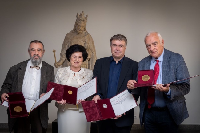 Vědecká rada Univerzity Karlovy na svém dubnovém zasedání ocenila výjimečné osobnosti, jež v jarních měsících oslavily významné životní jubileum. Tentokrát byly rozdány zlatá, stříbrná a dvě historické pamětní medaile Karlovky