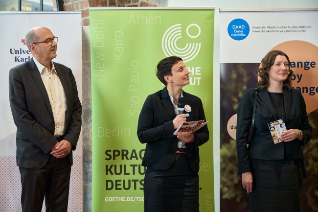 Realizátorka výstavy Karin Höhne (uprostřed) a dvojice moderátotů vernisáže Barbora Boušková z DAAD a Thomas Gödel z Goethe-Institutu