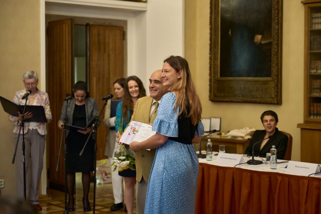 Prorektor Univerzity v Havaně José Antonio Baujín Pérez předal ocenění Julii Hruškové.