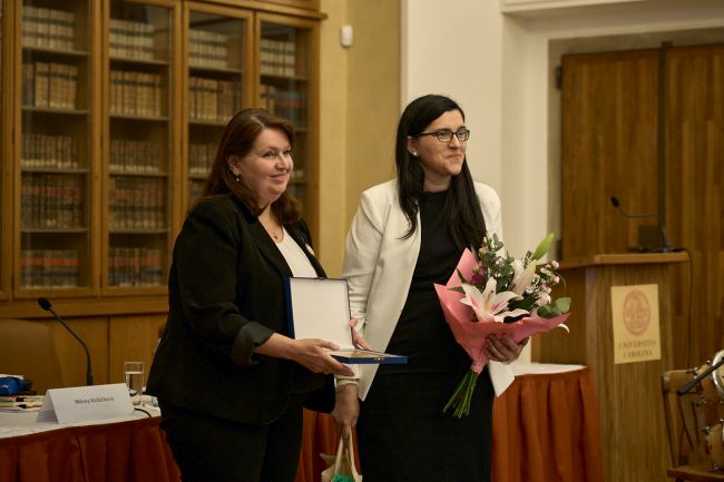 Rektorka UK Milena Králíčková a velvyslankyně Kuby Saylín Martínez Tarrío (zleva).