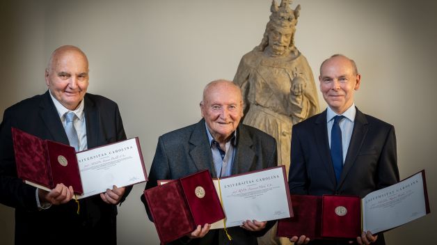 Univerzita Karlova udělila tři stříbrné pamětní medaile