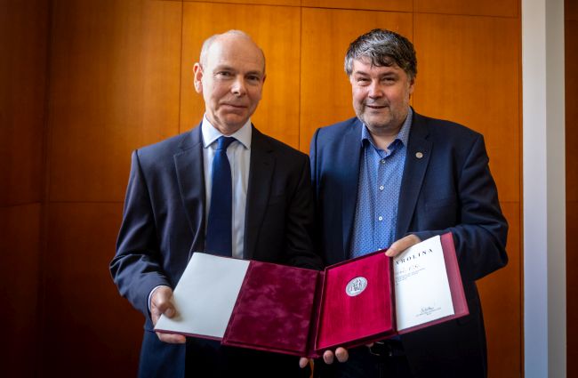 Medaile všem oceněným předával prorektor UK Jan Kuklík (vpravo).