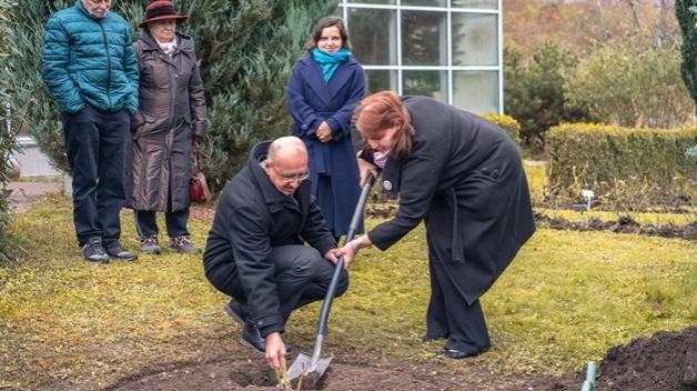 Vzpomínkové vysazení růží Magdalena v Zahradě léčivých rostlin