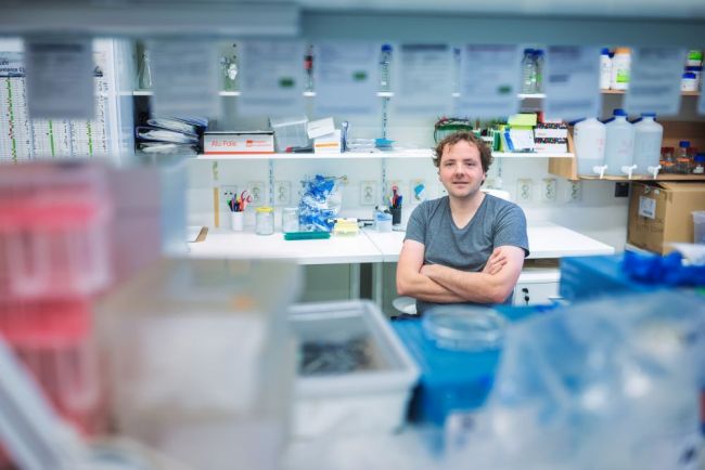 Jan Dobeš ve své laboratoři na Přírodovědecké fakultě UK.
