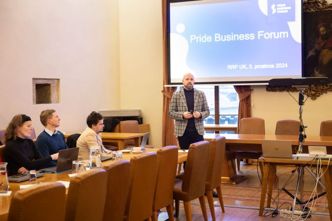 Ředitel platformy Pride Business Forum Czeslaw Walek na jednání Rady pro rovné příležitosti UK.