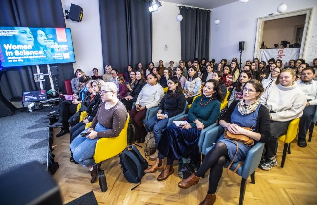 Konferenční sál v Kampusu Hybernská byl zaplněn do posledního místa. Před a po akci se konalo také networkingové setkání.