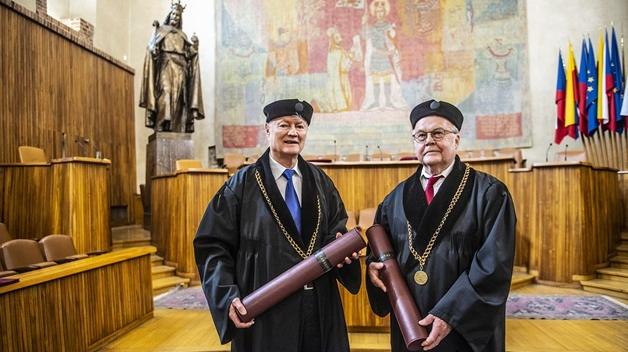 Čestný doktorát pro fyzikálního chemika a molekulárního biologa 