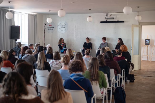 Druhou panelovou diskuzi moderovala Tereza Jiroutková Kynčlová (vlevo). Vystoupily na ní molekulární genetička Eva Froňková (2. lékařská fakulta UK), herní designérka a absolventka Filozofické fakulty UK Lenka Krsová a datová analytička a statistička a absolventka Matematicko-fyzikální fakulty UK Alena Šindelářová.  