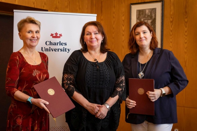 S Milenou Králíčkovou, rektorkou UK, se podpisu „Durham Declaration on the collaboration of Coimbra Group Universities on Climate Change and Sustainability“ účastnily též (zleva) Lenka Henebergová, členka kolegia rektorky pro sociální záležitosti a udržitelný rozvoj UK, a Eva Voldřichová Beránková, prorektorka pro zahraniční záležitosti UK.