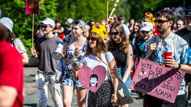 Studenti, jaro, láska a královská koruna v srdci Prahy