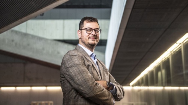 Otevřel přehlížené téma: menšinový stres queer lidí