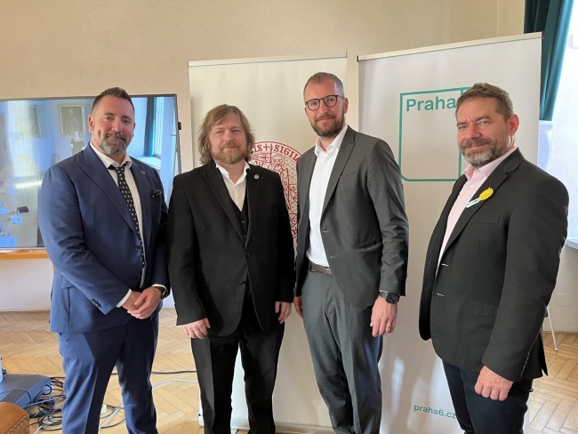 Zleva koordinátor šetření z PedF UK Igor Červený, děkan PedF UK Antonín Jančařík, starosta MČ Praha 6 Jakub Stárek a tajemník úřadu MČ Praha 6 Jan Holický.