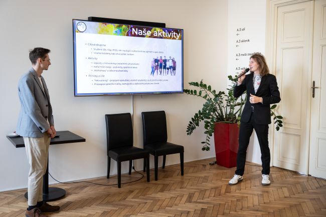 Vedle projektu Earth Observation Training Academy se mohli zájemci setkat také s představiteli nového studentského spolku GeoArts, který před nedávnem vznikl na Přírodovědecké fakultě UK a jehož cílem je popularizovat geoinformatiku, kartografii a dálkový průzkum Země a sdružovat fanoušky geografie.