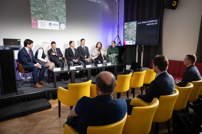 Na tiskové konferenci k uvedení projektu Earth Observation Training Academy vystoupili ředitel Odboru kosmických aktivit a nových technologií ministerstva dopravy Václav Kobera, vědecký koordinátor vzdělávacích a školících aktivit Evropské kosmické agentury Francesco Sarti, koordinátor samotného projektu Přemysl Štych, proděkan Přírodovědecké fakulty UK pro vědu a výzkum Tomáš Cajthaml a rektorka UK Milena Králíčková (zleva).