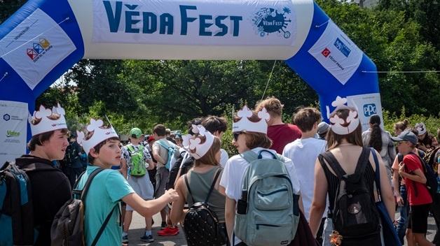 Festival VědaFest potřinácté. Se třinácti fakultami UK
