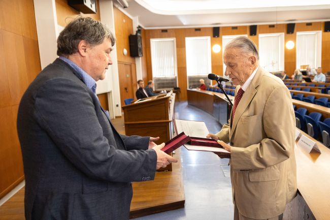 Medaili převzal Karel Raška z rukou prorektora Jana Kuklíka.