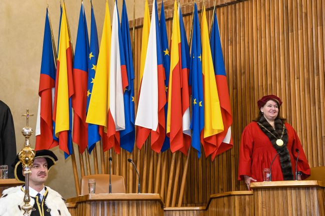 Nové docenty a docentky jmenovala rektorka UK Milena Králíčková.