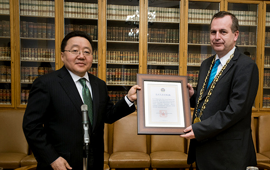 Rektor Univerzity Karlovy prof. Tomáš Zima se sešel s mongolským prezidentem Cachjagínem Elbegdordžem