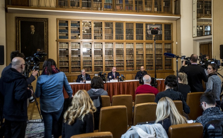 11. února svolala Univerzita Karlova mimořádnou tiskovou konferenci
