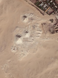 Pohled na pyramidové pole v Abúsíru, kde se pod pískem rýsuje množství dosud neodkrytých struktur