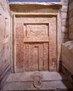 Bohatě zdobené nepravé dveře soudce Intiho s obětním oltářem představovaly místo, kam pozůstalí přinášeli obětiny zemřelému