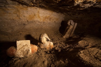 Výborně dochované polychromované vápencové sochy úředníka Nefera byly jedním z překvapivých nálezů roku 2012