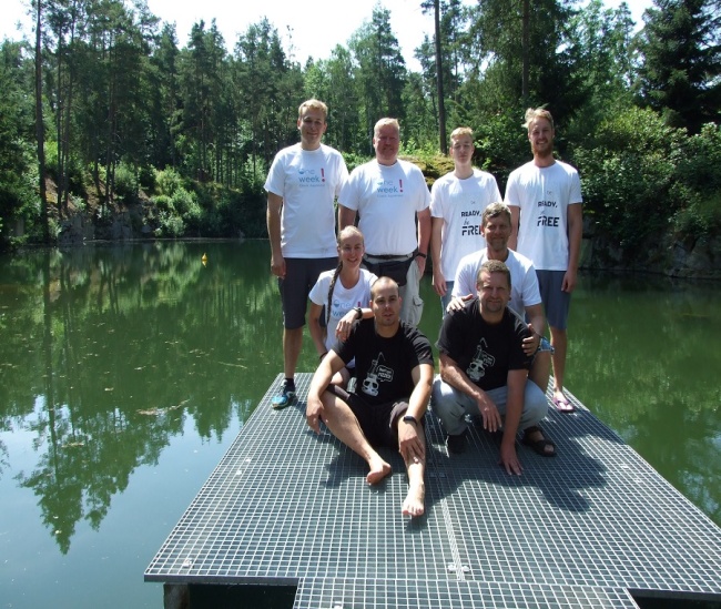 Václav Gabriel (v černém tričku zleva dole) a David Vondrášek (vedle) a jejich podpůrný tým
