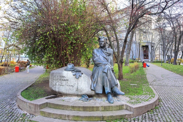 Pomník spisovatele Olese Hončara v Kyjevě.
