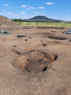 Pohřeb ženy byl do dlouhé mohyly pod Řípem uložen az 1000 let po jejím vybudování_foto archiv ZČU