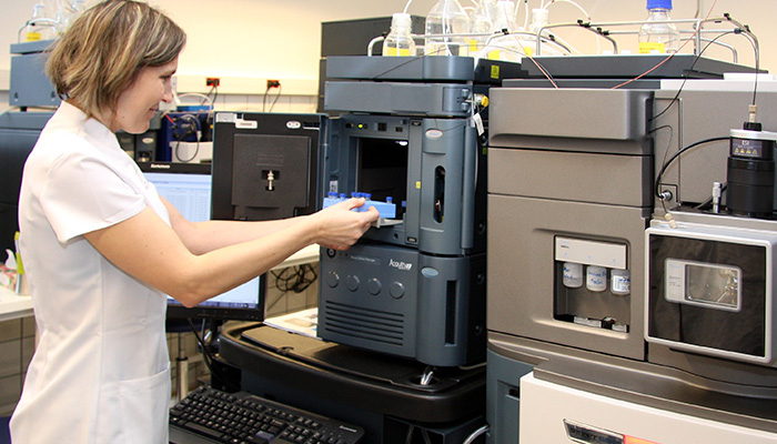 Ultra-vysokoúčinný kapalinový chromatograf (UHPLC) v nové Laboratoři hmotnostní spektometrie