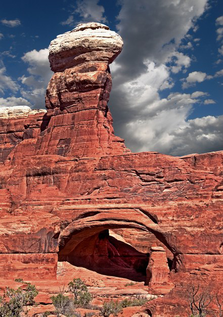 Tower Arch v národním parku Arches v Utahu je pěknou ukázkou dvou fenoménů (skalní hřib a skalná brána) vzniklých díky principu vazby mezi erozí a přenosem tlaku z nadloží. Autor Michael Atman