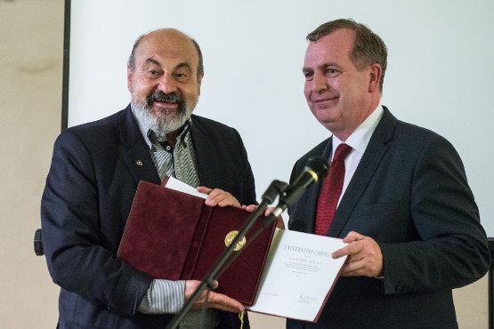 Rektor UK Tomáš Zima blahopřál Tomáši Halíkovi jménem celé akademické obce​ (zprava)