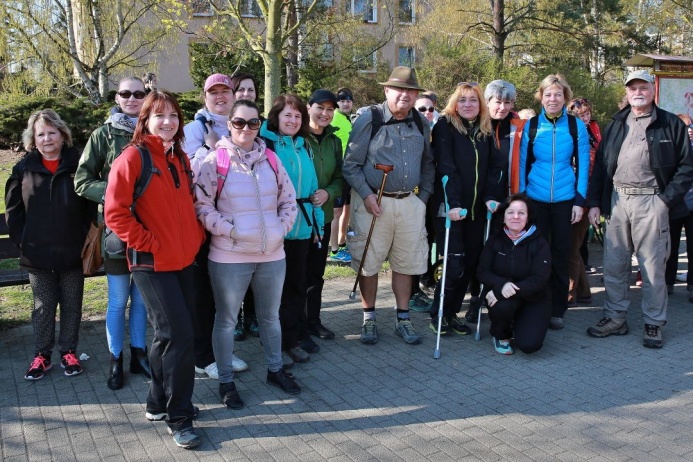 Start turistického pochodu, kterého se zúčastnili především zaměstnanci fakulty v čele s děkanem Jindřichem Fínkem