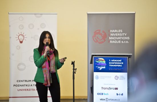 Dr. Amanda Zeffmann, the head of Consultancy Services at Cambridge University, speaking at the 7th National Knowledge and Technology Transfer Conference in the Czech capital. Photo: Vladimír Šigut.
