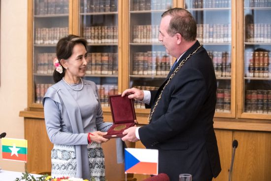 Aung San Suu Kyi was also awarded a commemorative medal by Rector Tomáš Zima. Monday June 3, 2019. Photo: René Volfík.